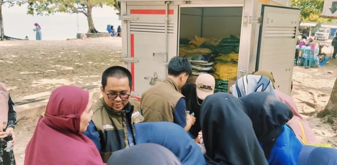Semarak Hari Kartini di Pantai Semukuk, Gerai Bulog Lamsel diserbu Emak-emak